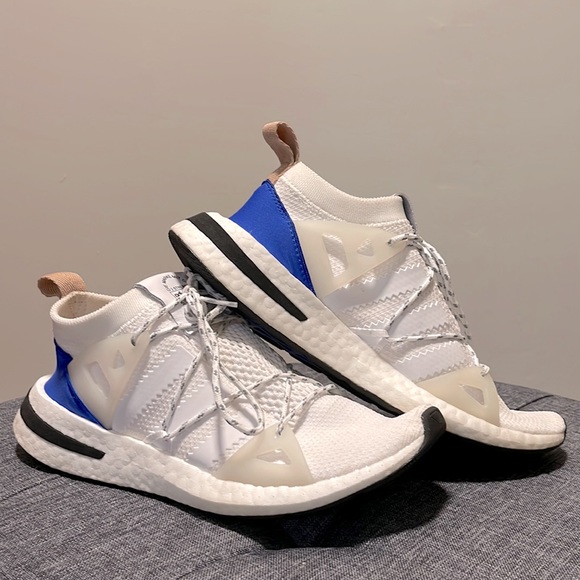 Adidas sneakers size 7 - Picture 1 of 3